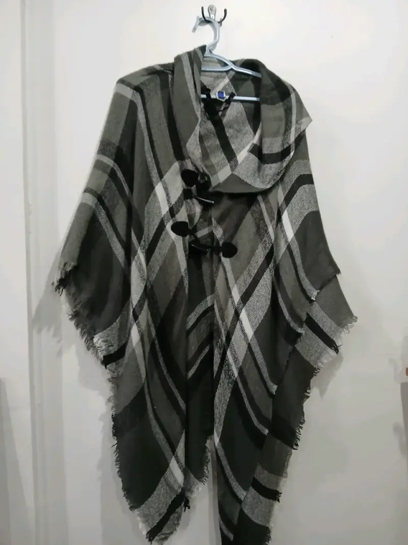 Poncho de lana a cuadros gris y negro