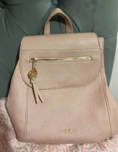 Mochila de cuero rosado Secret con cierre dorado - miniatura 1