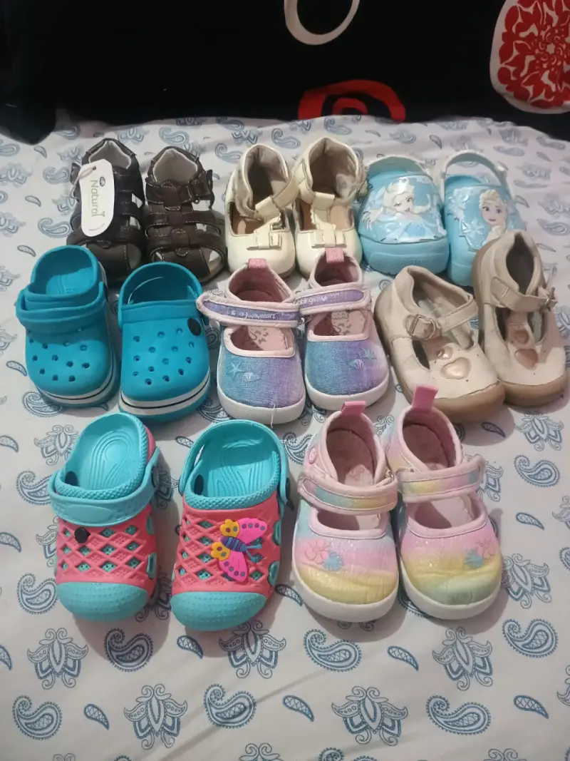 Lote de zapatos infantiles variados - 1