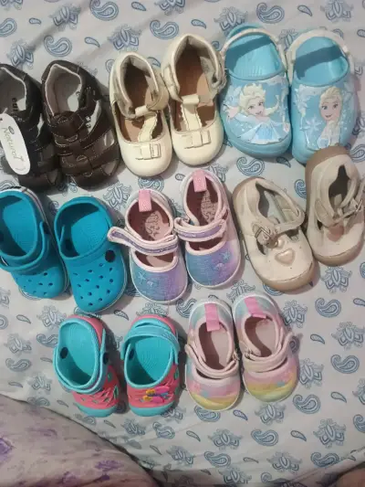 Lote de zapatos infantiles variados - miniatura 2