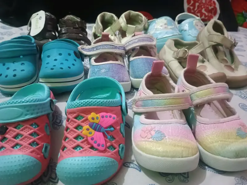 Lote de zapatos infantiles variados - 3