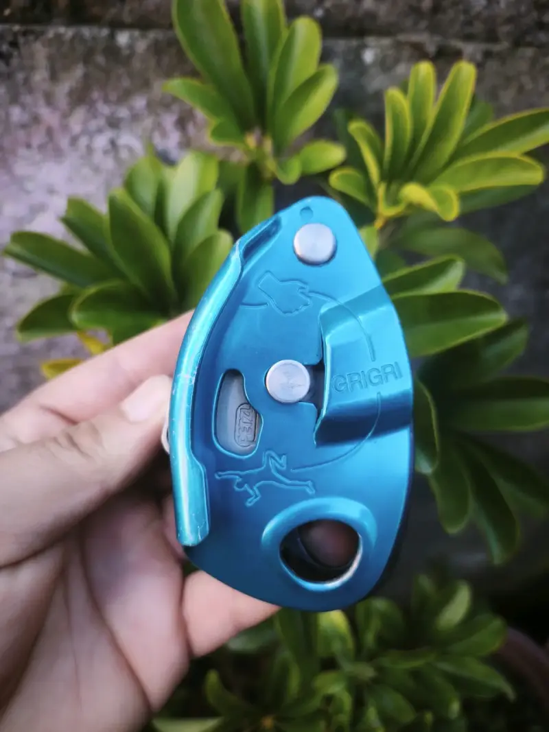 Dispositivo de aseguramiento Petzl Grigri azul para escalada - 2