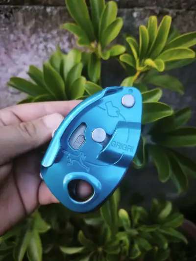 Dispositivo de aseguramiento Petzl Grigri azul para escalada - miniatura 3