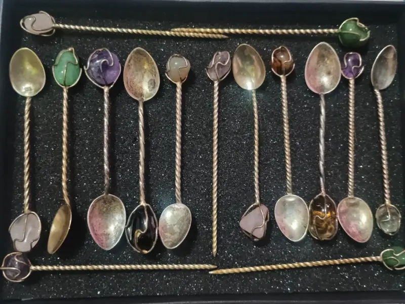 Juego de cucharas decorativas con piedras - 1