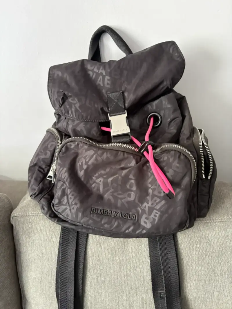 Mochila Bimba y Lola negra con diseño moderno