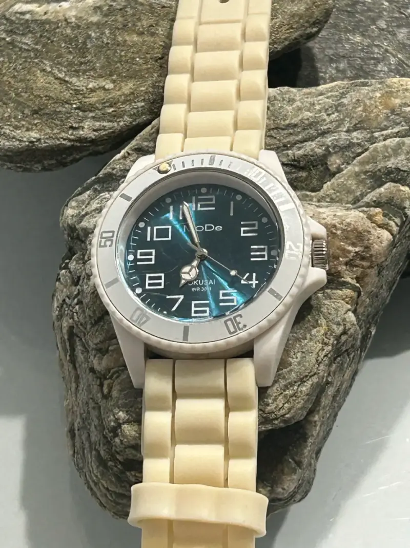 Reloj de pulsera blanco con esfera azul - 1