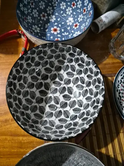 Bowl de cerámica con diseño geométrico - miniatura 4