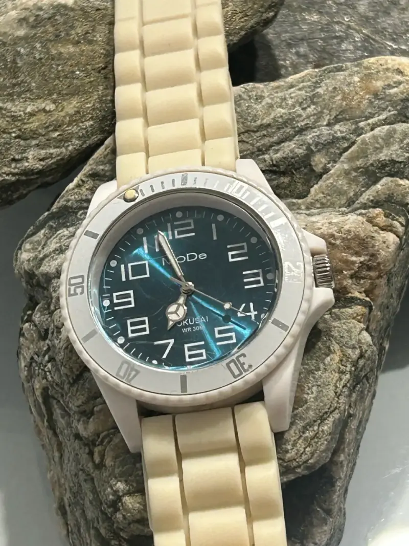 Reloj de pulsera blanco con esfera azul - 2