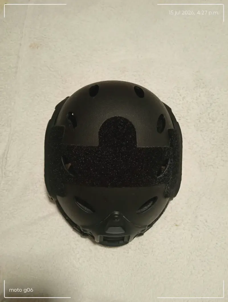 Casco táctico negro con correas ajustables - 1