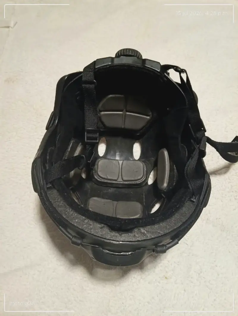 Casco táctico negro con correas ajustables - 2