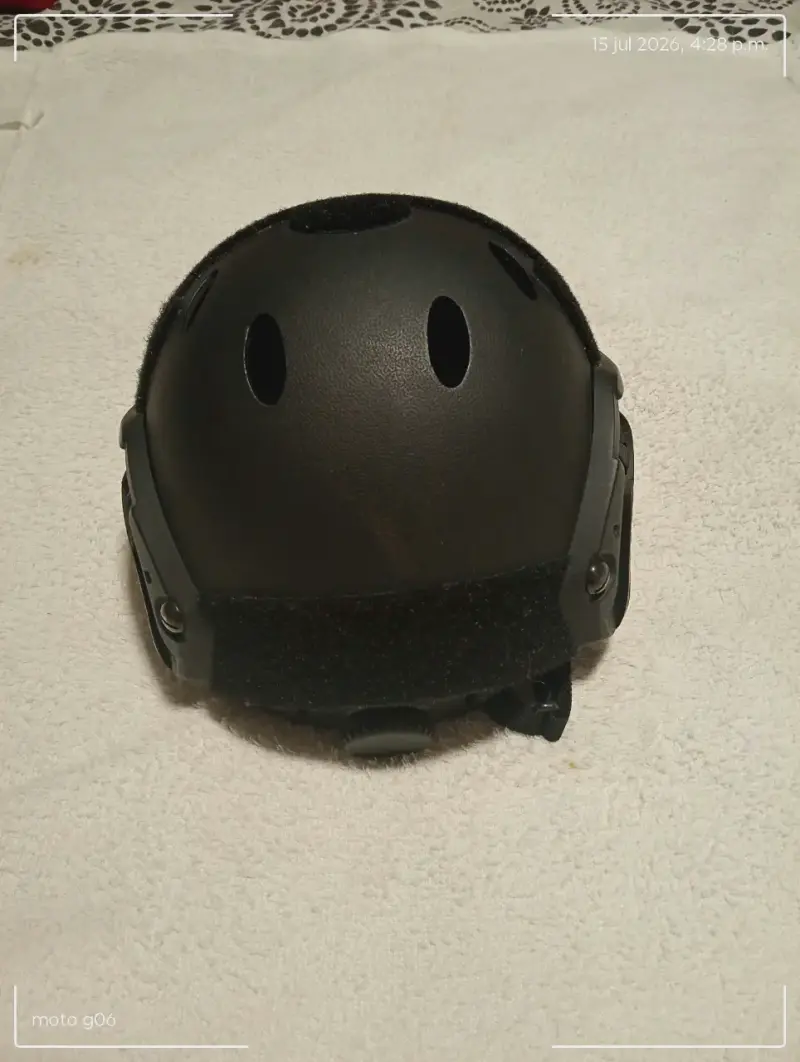 Casco táctico negro con correas ajustables - 3