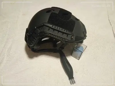 Casco táctico negro con correas ajustables - miniatura 5