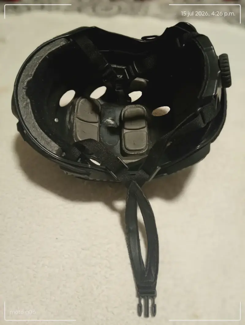 Casco táctico negro con correas ajustables - 6