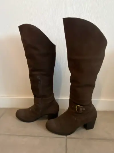 Botas altas de gamuza marrón con tacón - miniatura 2