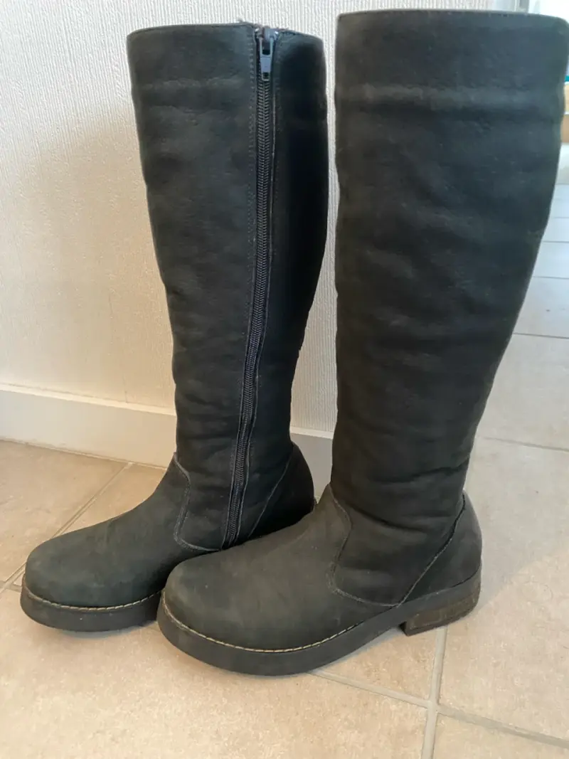 Botas negras de cuero para mujer con cierre lateral