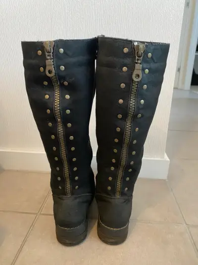 Botas negras de cuero para mujer con cierre lateral - miniatura 2