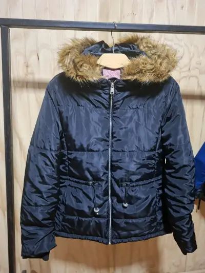 Chaqueta acolchada negra con capucha de piel sintética - miniatura 1