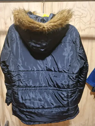 Chaqueta acolchada negra con capucha de piel sintética - miniatura 2