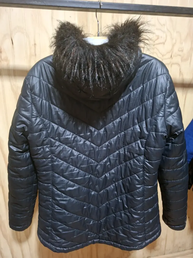 Chaqueta acolchada negra con capucha de piel sintética - 1