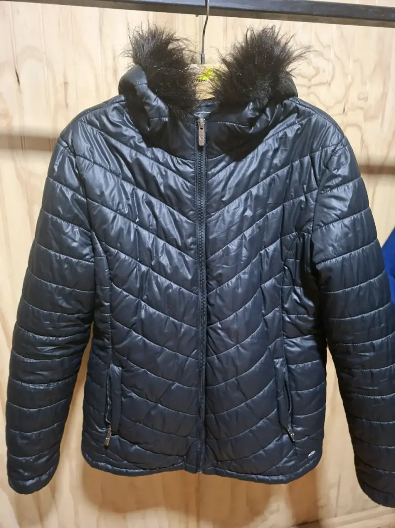 Chaqueta acolchada negra con capucha de piel sintética - 2