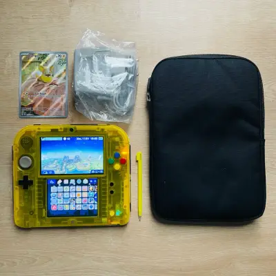 Nintendo 2DS Crystal Yellow (edición Pokémon) - miniatura 1
