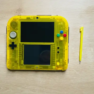 Nintendo 2DS Crystal Yellow (edición Pokémon) - miniatura 2