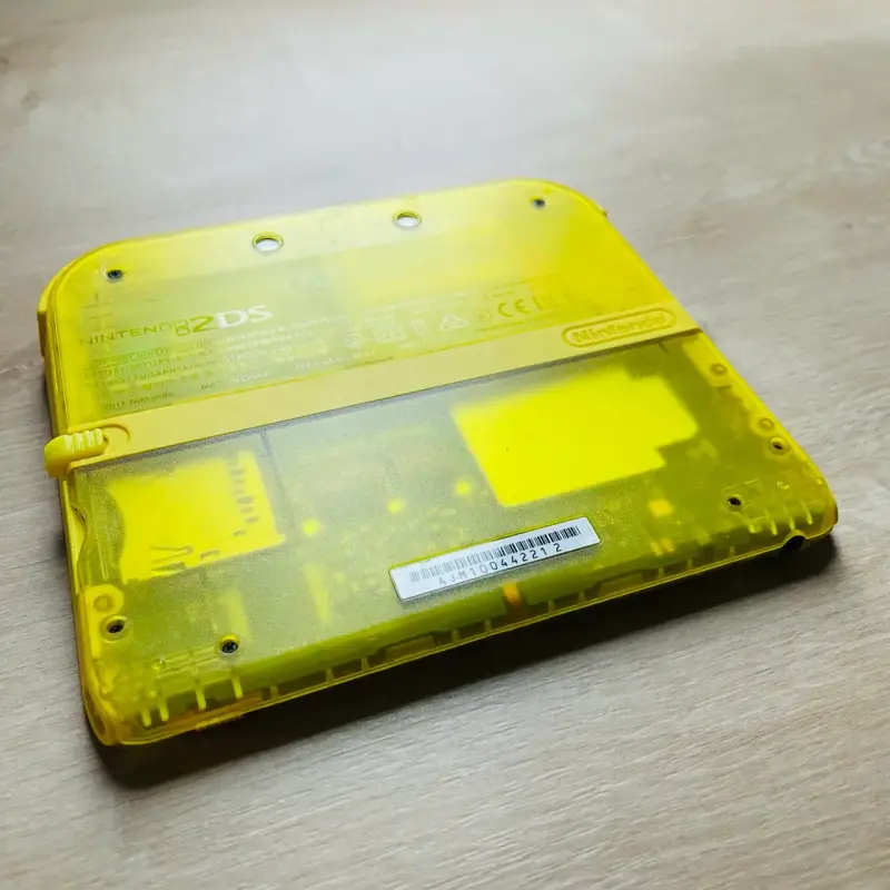 Nintendo 2DS Crystal Yellow (edición Pokémon) - 3