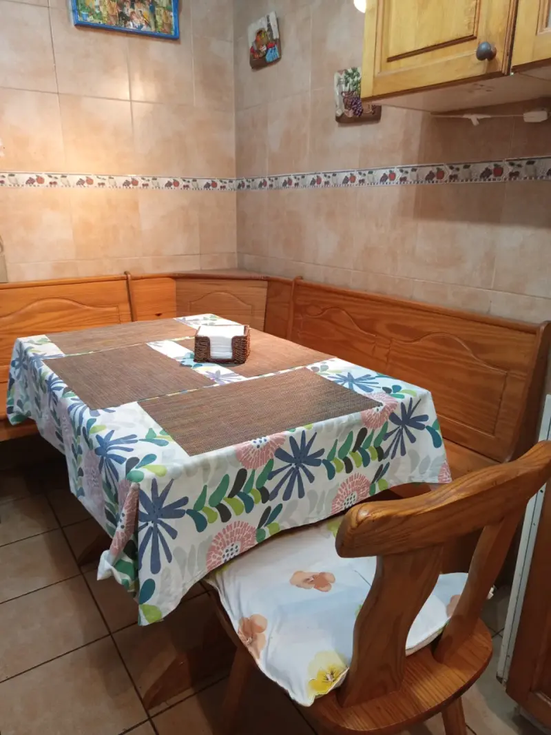 Juego de comedor de madera con banco esquinero - 1