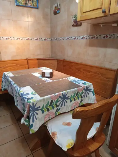 Juego de comedor de madera con banco esquinero - miniatura 1