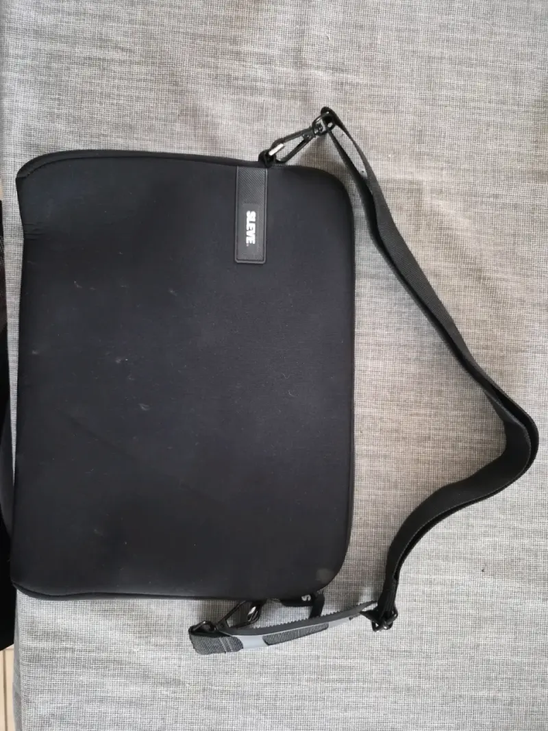 Funda para laptop negra con correa ajustable