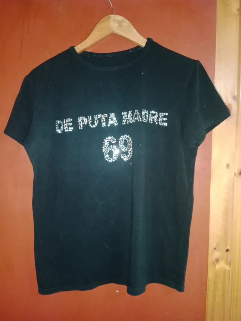 Polera negra con diseño "De Puta Madre 69" - 1
