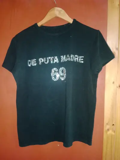 Polera negra con diseño "De Puta Madre 69" - miniatura 1