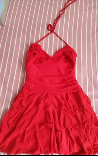 Vestido corto rojo con tirantes y volantes - miniatura 2