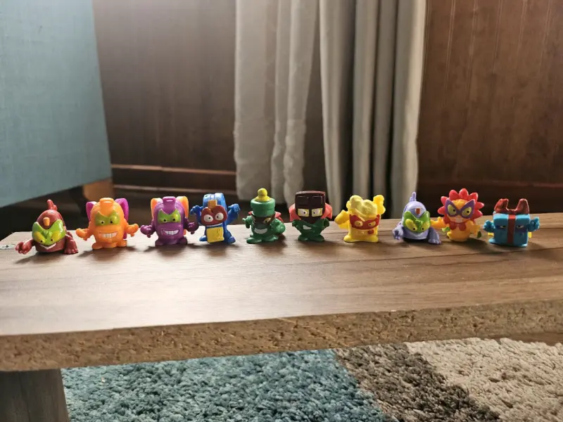 Set de figuras coleccionables de SuperZings 3