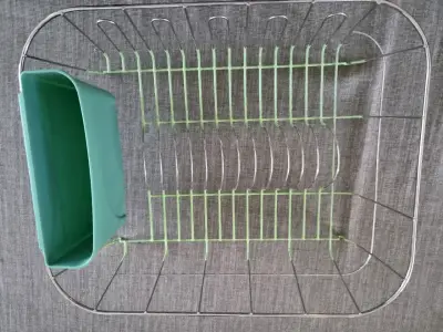 Escurridor de platos metálico con bandeja verde - miniatura 2