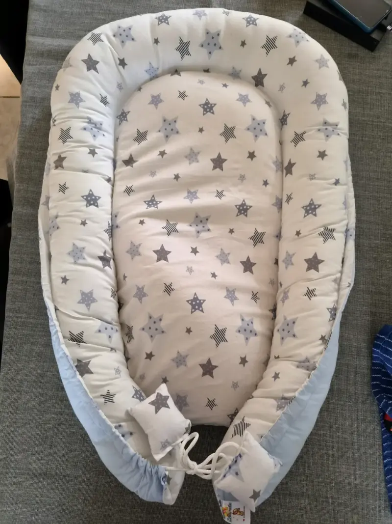 Cuna nido para bebé con diseño de estrellas