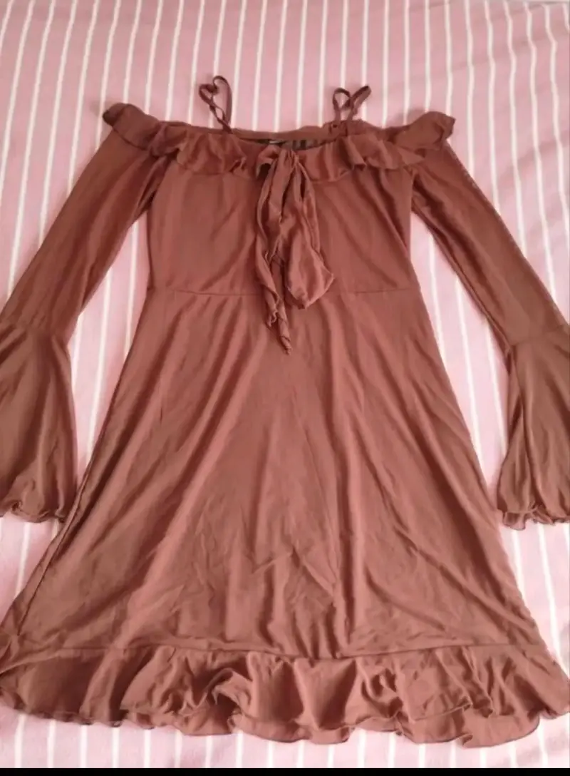 Vestido marrón con volantes y hombros descubiertos - 2