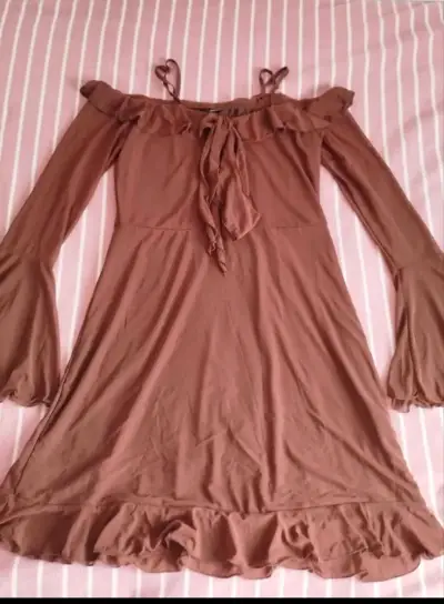 Vestido marrón con volantes y hombros descubiertos - miniatura 2
