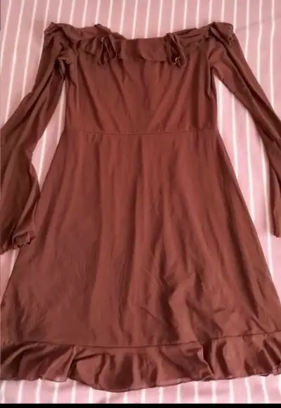 Vestido marrón con volantes y hombros descubiertos - miniatura 3