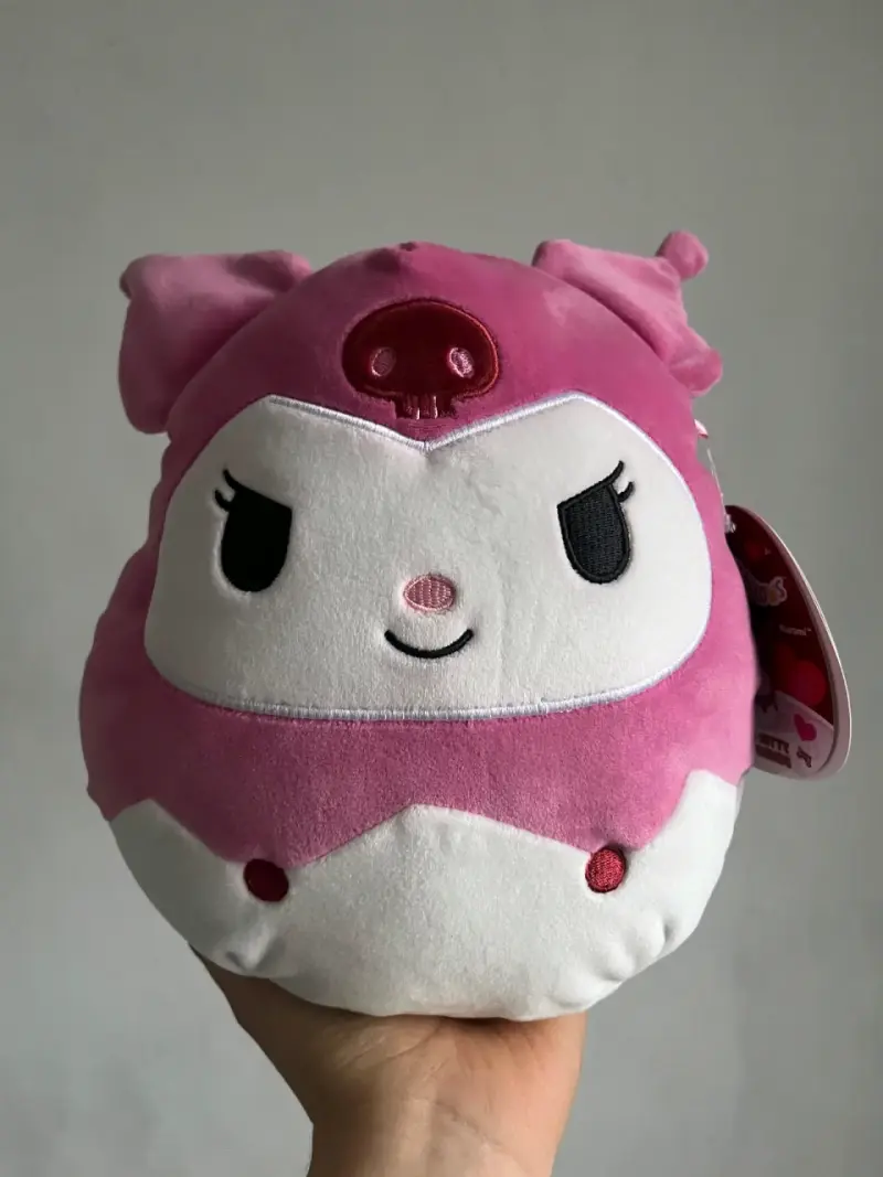 Peluche kawaii rosa con diseño de personaje