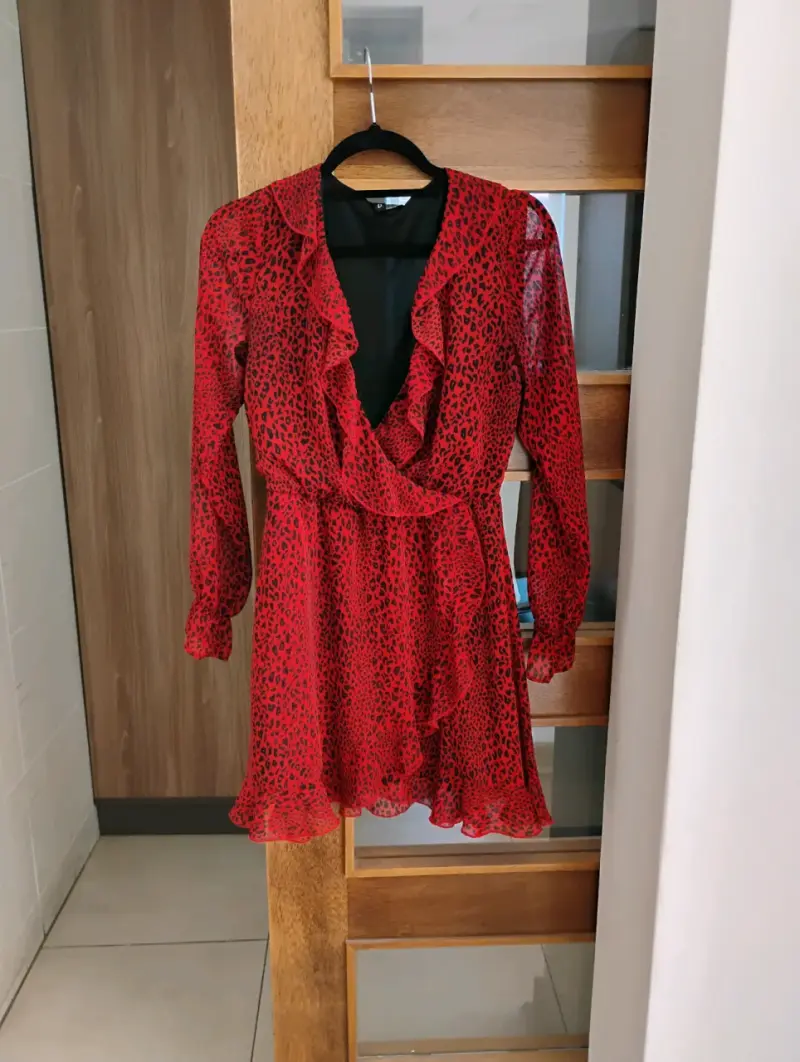 Vestido corto rojo con estampado animal print