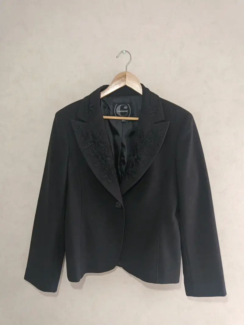 Blazer negro elegante Cacharel con bordado floral - 1
