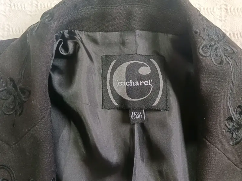 Blazer negro elegante Cacharel con bordado floral - 3