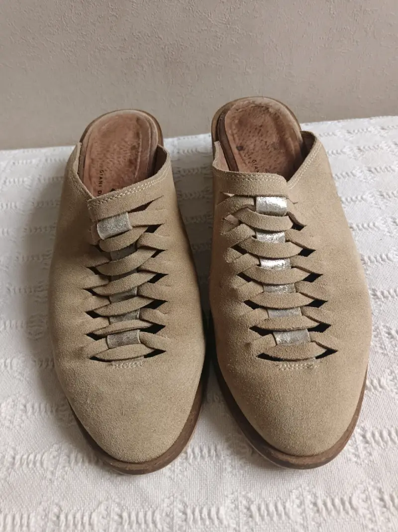 Zapatos de cuero beige con diseño trenzado - 1