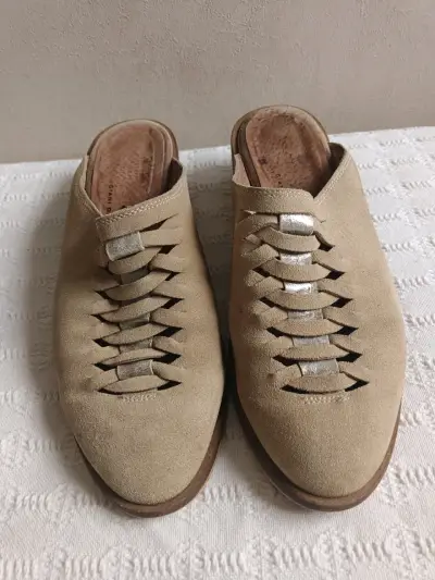 Zapatos de cuero beige con diseño trenzado - miniatura 1