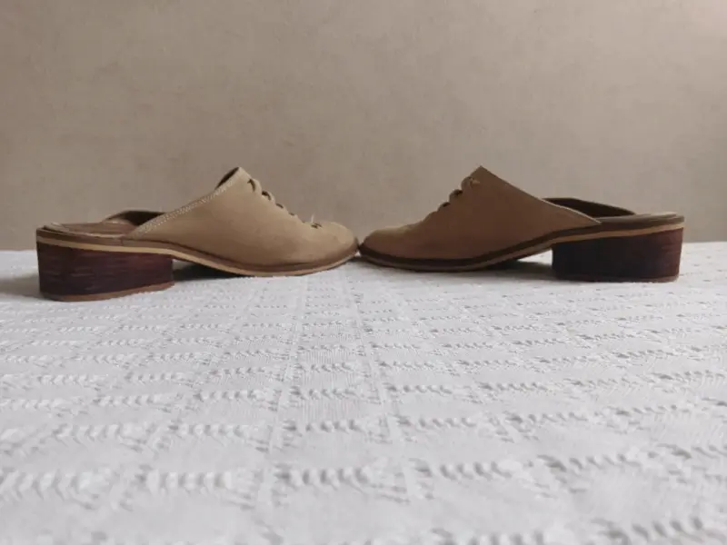 Zapatos de cuero beige con diseño trenzado - 2