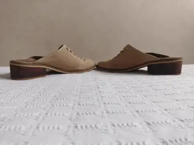 Zapatos de cuero beige con diseño trenzado - miniatura 2