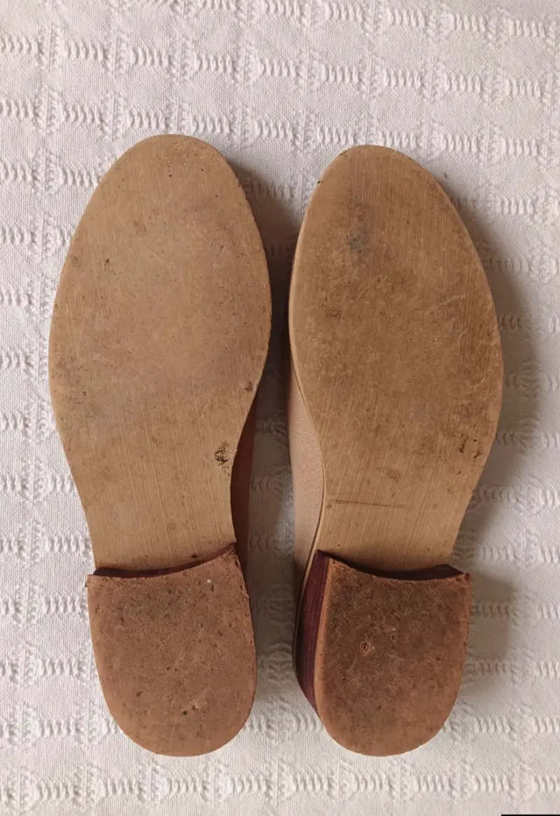 Zapatos de cuero beige con diseño trenzado - 4