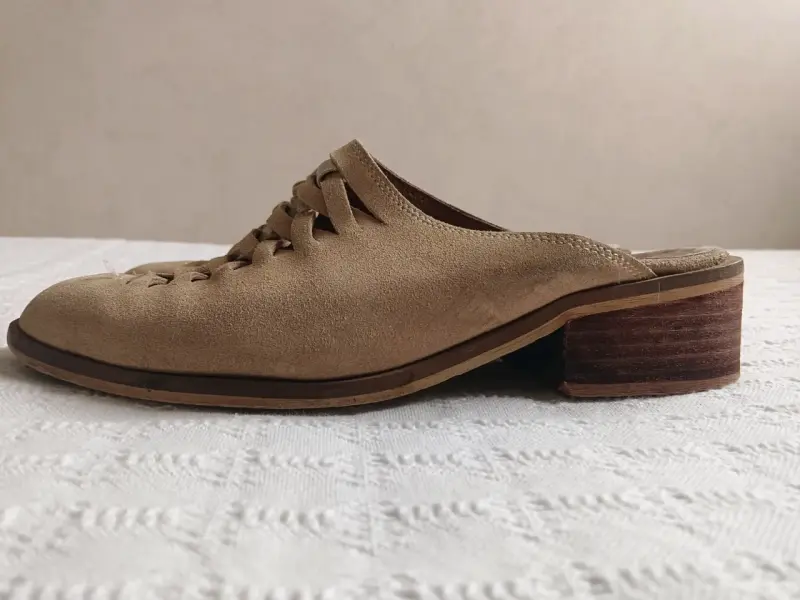 Zapatos de cuero beige con diseño trenzado - 5