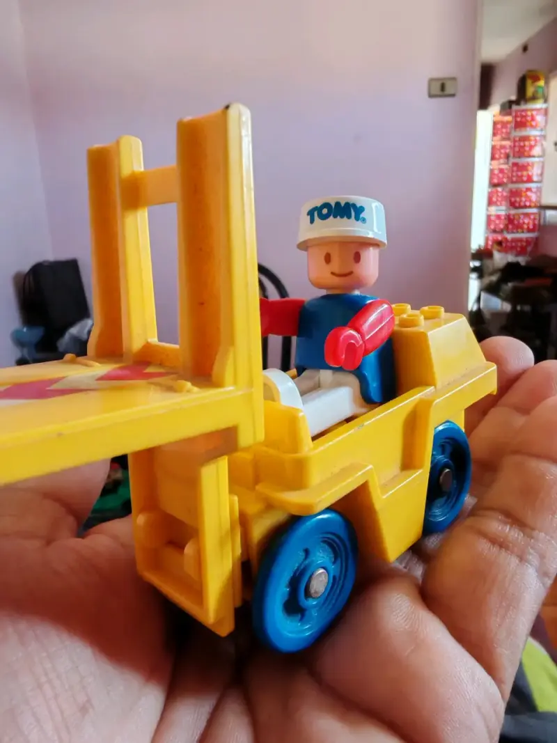 Montacargas de juguete Tomy vintage amarillo - 1